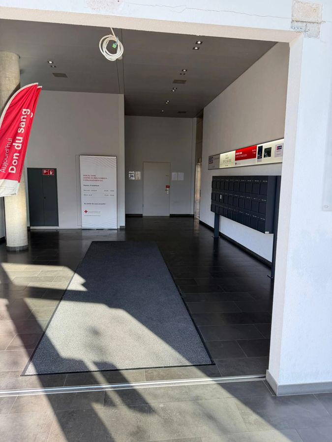 Entrez dans le bâtiment Metio (Route de la Corniche 2).