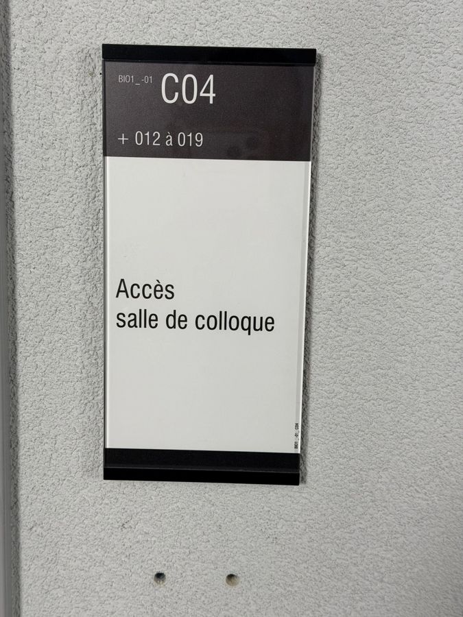 La salle de convivialité est sur votre droite (C 04 – 012).